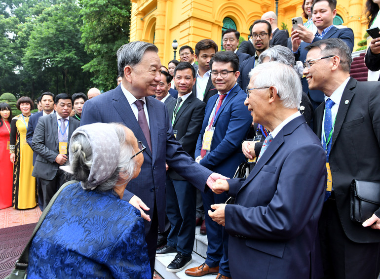 Tổng Bí thư, Chủ tịch nước Tô Lâm nói chuyện thân mật với Đoàn kiều bào tiêu biểu về dự Hội nghị người Việt Nam ở nước ngoài toàn thế giới lần thứ 4 và Diễn đàn Trí thức và chuyên gia Việt Nam ở nước ngoài. (Ảnh: ĐĂNG KHOA)