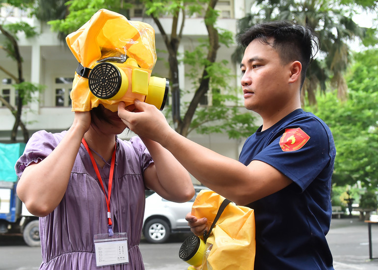 Khi có cháy xảy ra, mặt nạ cứu hỏa với thiết kế đặc biệt có khả năng chống khói khí độc, chịu được nhiệt độ cao giúp bạn và người thân an toàn để di chuyển nhanh đến lối thoát hiểm.