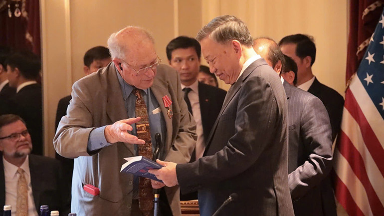 Tổng Bí thư, Chủ tịch nước Tô Lâm trò chuyện với ông John McAuliff.