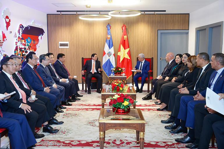 Thủ tướng Phạm Minh Chính hội kiến với Chủ tịch Thượng viện Ricardo de los Santos Polanco. (Ảnh: VGP/Nhật Bắc)