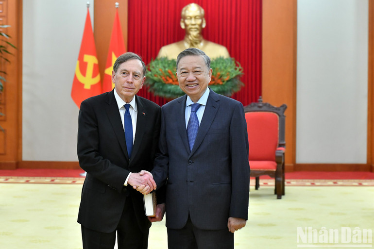 Tổng Bí thư Tô Lâm tiếp ông David Petraeus, đồng sở hữu Quỹ kiêm Chủ tịch Viện toàn cầu Quỹ đầu tư Kohlberg Kravis Roberts. (Ảnh: ĐĂNG KHOA) Tổng Bí thư Tô Lâm tiếp ông David Petraeus, đồng sở hữu Quỹ kiêm Chủ tịch Viện toàn cầu Quỹ đầu tư Kohlberg Kravis Roberts. (Ảnh: ĐĂNG KHOA)