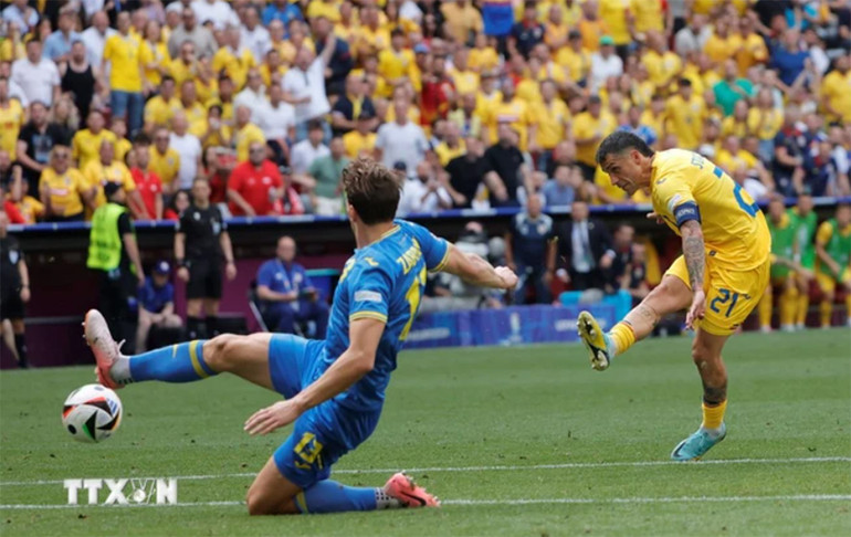 Đội tuyển Romania (áo vàng) giành chiến thắng đậm 3-0 trước Ukraine. (Ảnh: THX/TTXVN)