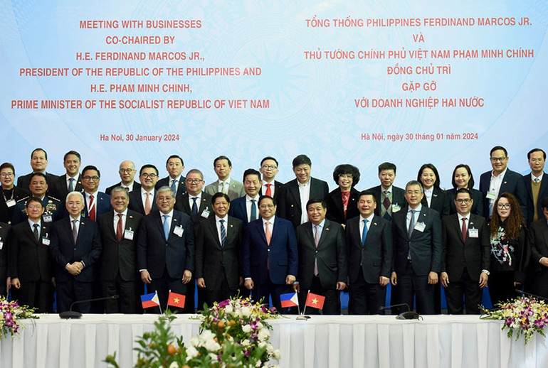 Thủ tướng Phạm Minh Chính và Tổng thống Ferdinand Marcos Jr. chụp ảnh lưu niệm với cộng đồng doanh nghiệp hai nước.