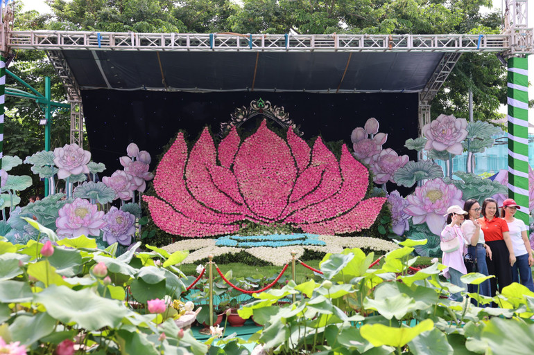 Những tác phẩm nghệ thuật được trưng bày tại lễ hội sen Hà Nội 2024.