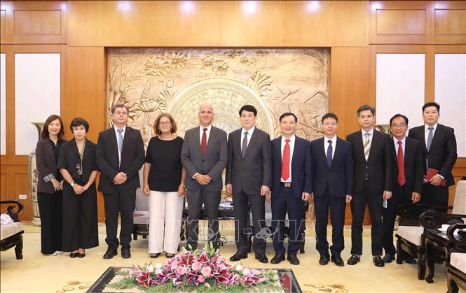 Đồng chí Lương Cường, Ủy viên Bộ Chính trị, Thường trực Ban Bí thư, Tổng Bí thư Đảng Cộng sản Bồ Đào Nha Paulo Raimundo cùng các đồng chí dự buổi tiếp. (Ảnh: TTXVN)