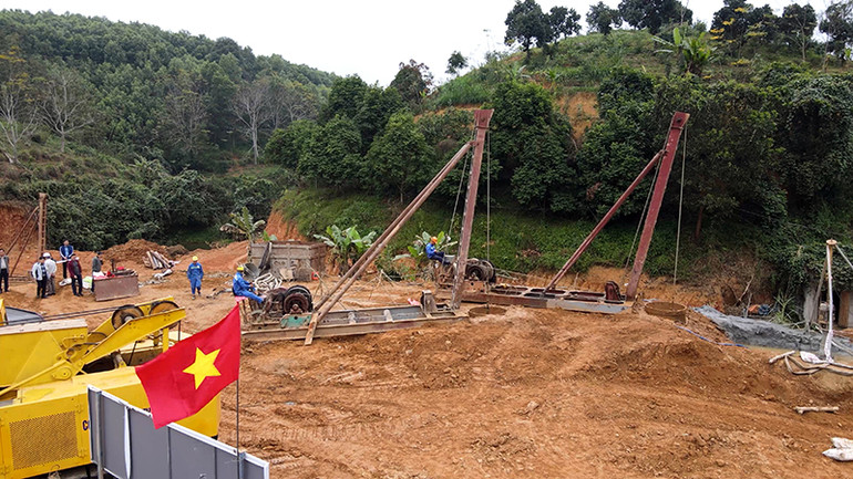 Công nhân Công ty cổ phần Tập đoàn Đèo Cả thi công khoan cọc khoan nhồi tại trụ T2 cầu cạn Km48+300 thuộc dự án cao tốc Tuyên Quang-Hà Giang trong dịp Tết Giáp Thìn. Ảnh: Hải Chung