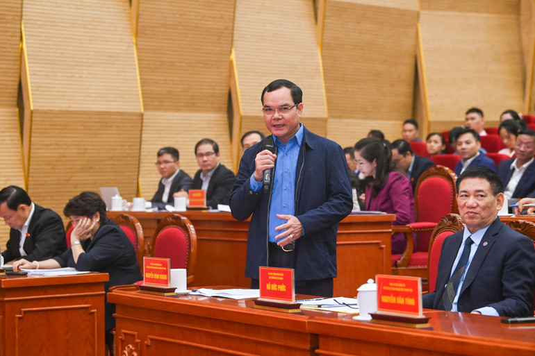 Chủ tịch Tổng Liên đoàn Lao động Việt Nam Nguyễn Đình Khang trao đổi, giải đáp kiến nghị của cử tri.