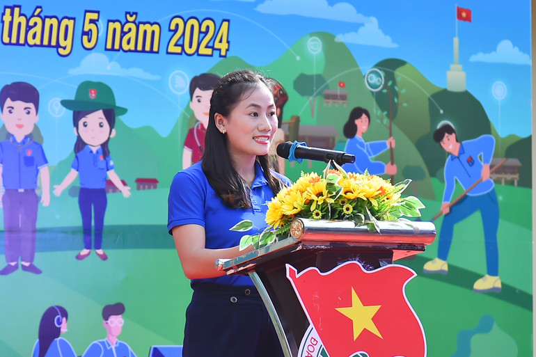 Đồng chí Trần Thị Viễn, Bí thư Đoàn Thanh niên Cộng sản Hồ Chí Minh xã Phù Hóa (huyện Quảng Trạch) đại diện cho thế hệ trẻ tỉnh nhà Quảng Bình phát biểu hưởng ứng, thể hiện quyết tâm thực hiện thành công tại Lễ ra quân Chiến dịch Thanh niên tình nguyện hè năm 2024.