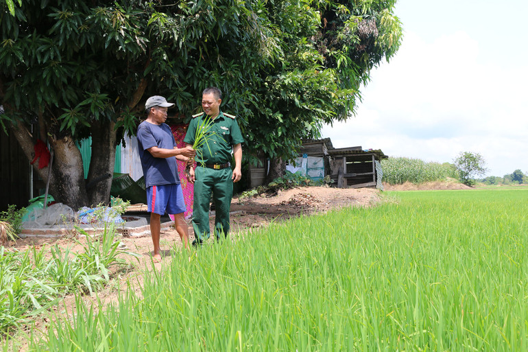 Cán bộ Bộ đội Biên phòng Đắk Lắk luôn có mặt ở địa bàn để động viên, giúp đỡ người dân phát triển kinh tế. (Ảnh: BÍCH NGUYÊN)