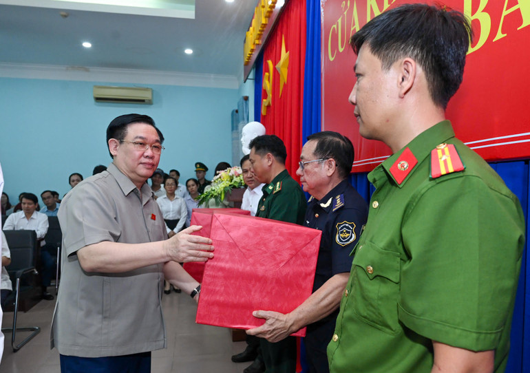 Chủ tịch Quốc hội Vương Đình Huệ tặng quà cho các lực lượng làm nhiệm vụ tại Cửa khẩu quốc tế Mộc Bài.