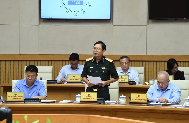 Đại diện lãnh đạo Bộ Quốc phòng phát biểu ý kiến tại phiên họp. (Ảnh: TRẦN HẢI)