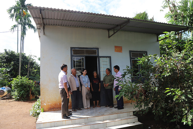 Gia đình bà H'Brao Êban ở buôn Ea Măp, thị trấn Ea Pốk, huyện Cư M'gar được các đơn vị kết nghĩa kết nối xây tặng ngôi nhà tình nghĩa khang trang và tặng 1 con bò sinh sản, đến nay bò đã sinh sản được 4 con, giúp gia đình bà ổn định cuộc sống. Gia đình bà H'Brao Êban ở buôn Ea Măp, thị trấn Ea Pốk, huyện Cư M'gar được các đơn vị kết nghĩa kết nối xây tặng ngôi nhà tình nghĩa khang trang và tặng 1 con bò sinh sản, đến nay bò đã sinh sản được 4 con, giúp gia đình bà ổn định cuộc sống.