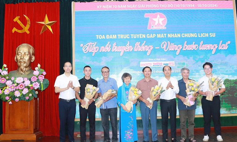 Đồng chí Nguyễn Tiến Hưng, Phó Bí thư Thành đoàn Hà Nội; nhà báo Nguyễn Mạnh Hưng, Tổng Biên tập Báo Tuổi trẻ Thủ đô tặng hoa các đồng chí Phạm Thanh Học; PGS, TS Phạm Quang Long; bà Dương Thị Vịn và nhà báo Phùng Huy Thịnh. (Ảnh: Ban tổ chức)