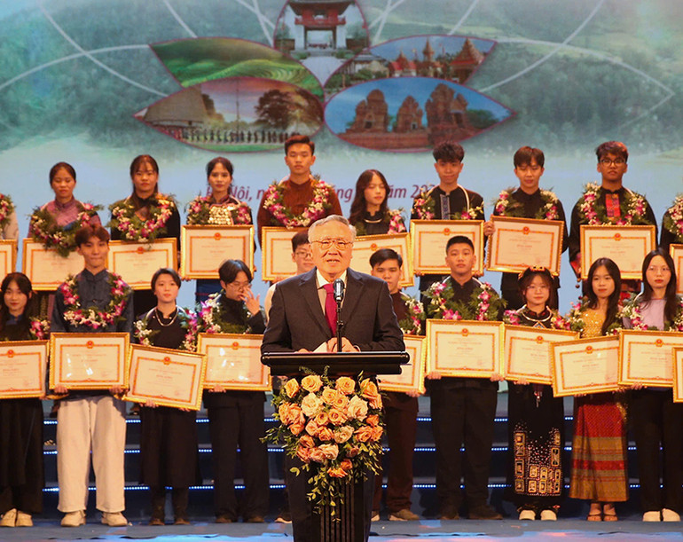 Phó Thủ tướng Thường trực Chính phủ Nguyễn Hòa Bình phát biểu trong buổi lễ tuyên dương.