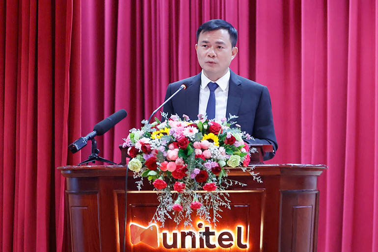 Chủ tịch kiêm Tổng giám đốc Tập đoàn Viettel Tào Đức Thắng báo cáo Thủ tướng Chính phủ. (Ảnh: NHẬT BẮC)