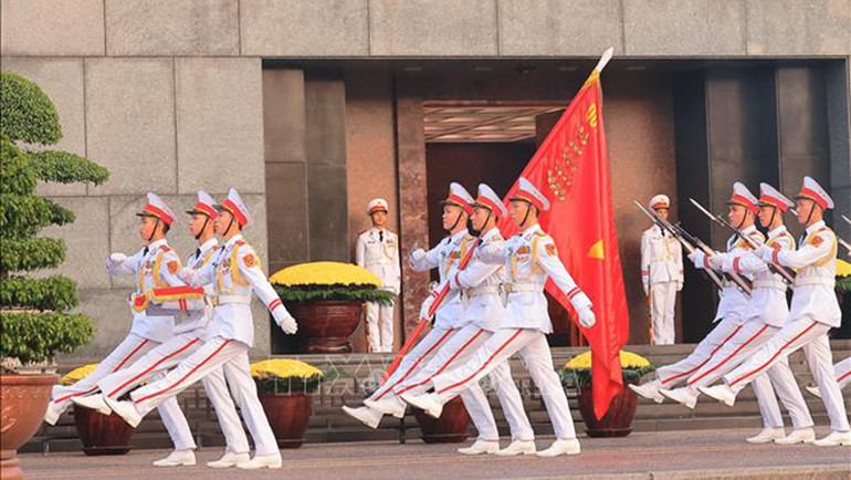 Đội tiêu binh danh dự duyệt đội ngũ qua trước Lăng Chủ tịch Hồ Chí Minh.