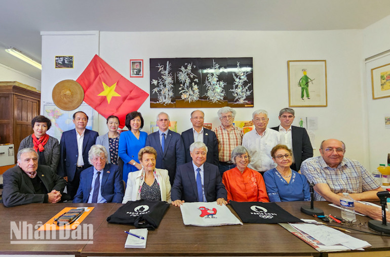 Chia sẻ thông tin về những thành tựu nổi bật của Việt Nam trong công cuộc phát triển đất nước và hội nhập quốc tế trong thời gian gần đây, đồng chí Đỗ Văn Chiến mong muốn Hội Hữu nghị Pháp-Việt có thêm nhiều hoạt động góp phần thắt chặt và tăng cường quan hệ hữu nghị và hợp tác giữa nhân dân hai nước.