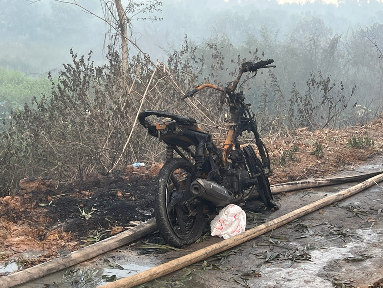 Tại khu vực cháy, có 3 xe máy của lực lượng hỗ trợ cháy và của người dân bị cháy.