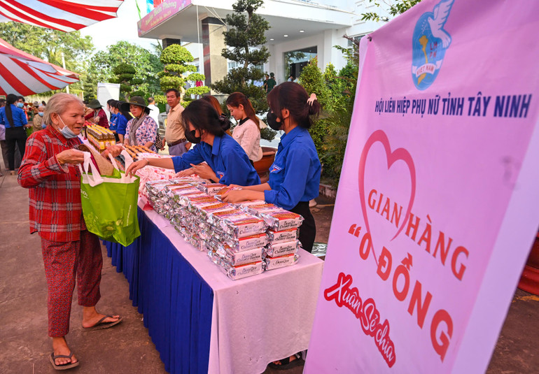 Các hộ nghèo, gia đình có hoàn cảnh khó khăn nhận quà tại “Gian hàng 0 đồng” do Hội Liên hiệp Phụ nữ tỉnh Tây Ninh tổ chức.