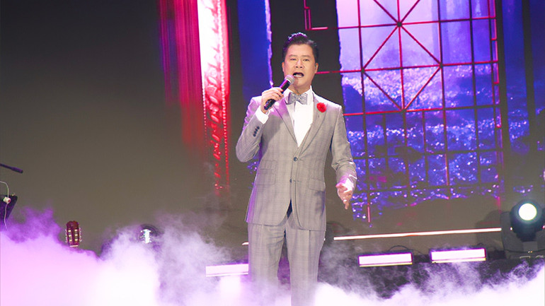 Ca sĩ Quang Dũng biểu diễn tại đêm nhạc.