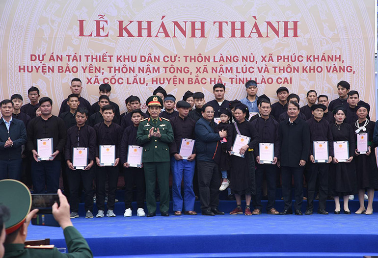 Thủ tướng Phạm Minh Chính cùng chung niềm vui với bà con được nhận nhà và cấp Giấy chứng nhận quyền sử dụng đất.