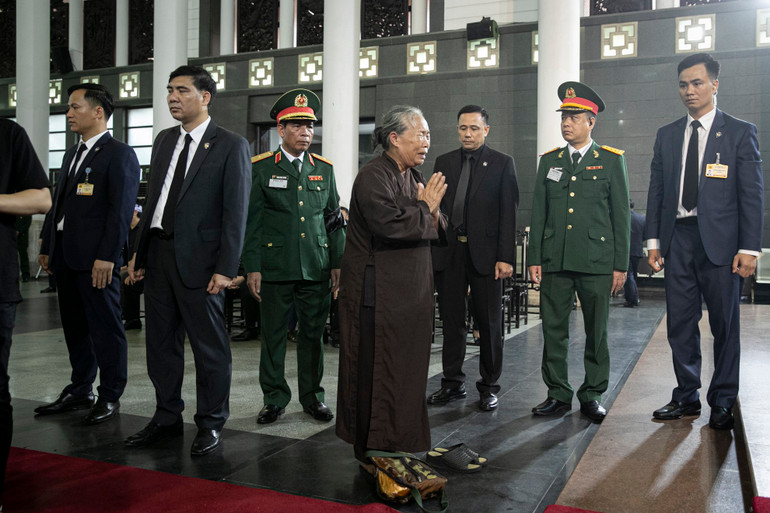 Người cao tuổi thành kính, xúc động trước linh cữu Tổng Bí thư Nguyễn Phú Trọng.