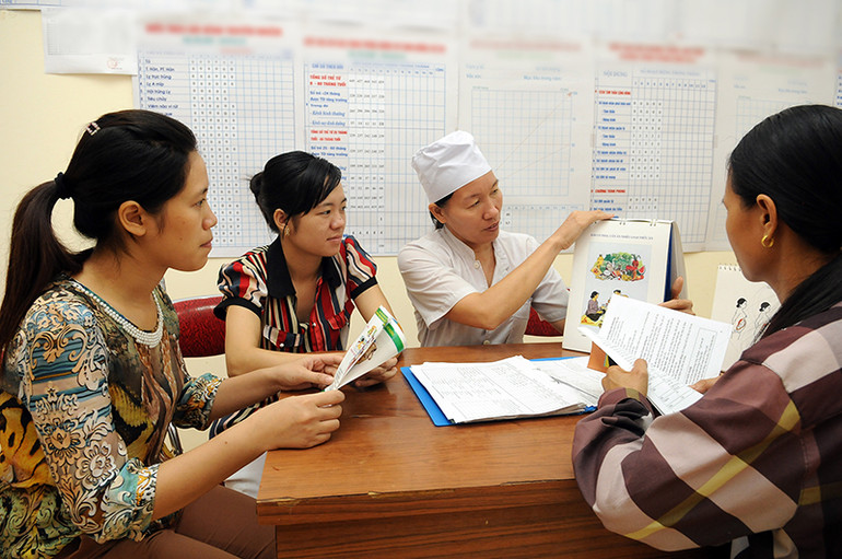 Tuyên truyền sức khỏe sinh sản, kế hoạch hóa gia đình cho phụ nữ tại xã Tân Trào, huyện Sơn Dương, tỉnh Tuyên Quang. (Ảnh: DUY LINH)