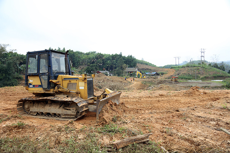 Đơn vị thi công san ủi mặt bằng dự án cao tốc Tuyên Quang-Hà Giang, đoạn qua địa phận xã Hùng Đức, huyện Hàm Yên (Tuyên Quang). Ảnh: Hải Chung