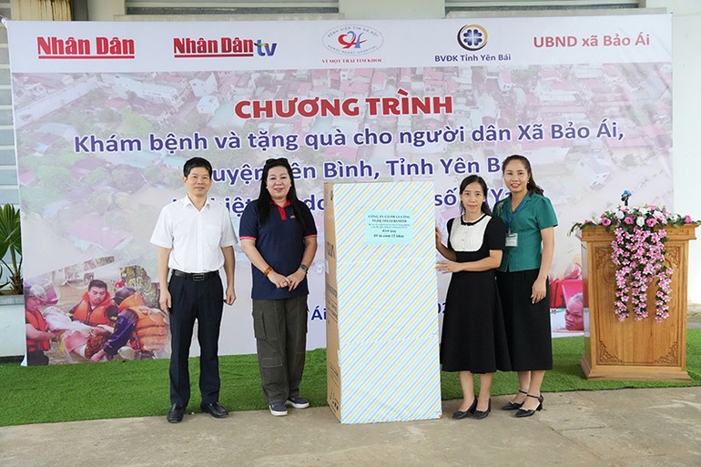 Trung tâm truyền hình Nhân Dân, Báo Nhân Dân đồng hành cùng các bệnh viện thành phố Hà Nội trao, tặng quà, khám bệnh cho người dân bị thiệt hại do cơn bão Yagi. Trung tâm truyền hình Nhân Dân, Báo Nhân Dân đồng hành cùng các bệnh viện thành phố Hà Nội trao, tặng quà, khám bệnh cho người dân bị thiệt hại do cơn bão Yagi.