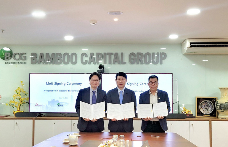 Sau lễ ký kết BCG Energy, SK Ecoplant và SLC sẽ lên kế hoạch hợp tác đầu tư xây dựng các phương án xử lý rác thải bao gồm tái chế, phân loại và xử lý các bãi rác thải, xây nhà máy đốt rác phát điện và phát triển dự án quốc tế giảm khí thải nhà kính. Sau lễ ký kết BCG Energy, SK Ecoplant và SLC sẽ lên kế hoạch hợp tác đầu tư xây dựng các phương án xử lý rác thải bao gồm tái chế, phân loại và xử lý các bãi rác thải, xây nhà máy đốt rác phát điện và phát triển dự án quốc tế giảm khí thải nhà kính.