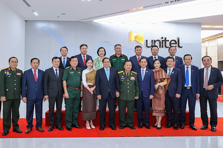 Thủ tướng Phạm Minh Chính, lãnh đạo các bộ, ngành với lãnh đạo Công ty Star Telecom. (Ảnh: NHẬT BẮC)