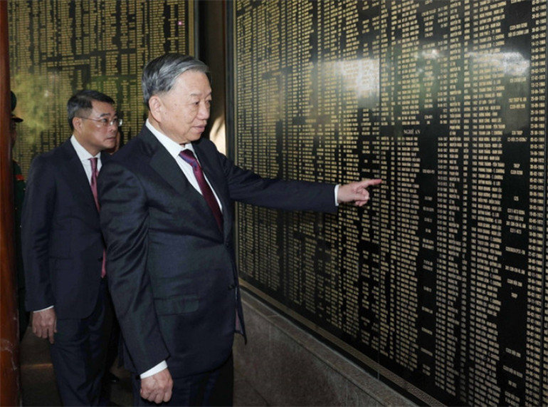 Tổng Bí thư Tô Lâm thăm Nhà bia tưởng niệm các Anh hùng liệt sĩ Thanh niên xung phong toàn quốc. (Ảnh: Thống Nhất/TTXVN)