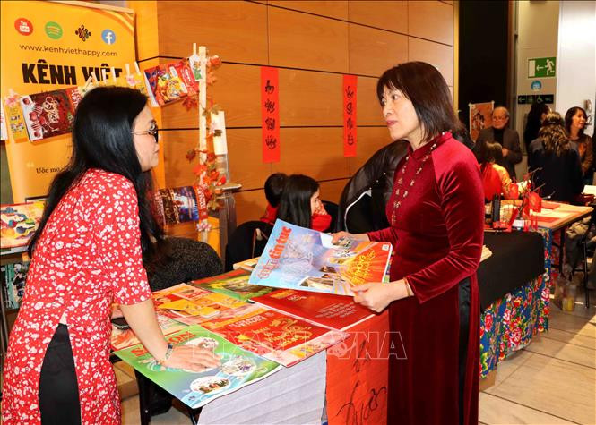 Góc báo Tết mang lại niềm vui cho bà con người Việt tại Bỉ khi được cầm trong tay những tờ báo Xuân đặc sắc.