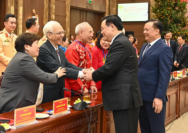 Chủ tịch Quốc hội Vương Đình Huệ thăm hỏi, chúc Tết các bậc cao niên Thủ đô. (Ảnh: DUY LINH)