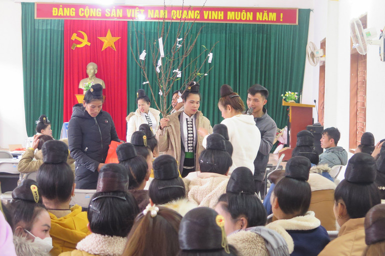 Hoạt động truyền thông sức khỏe sinh sản, phòng chống tảo hôn tại xã Chiềng Đen, Sơn La.