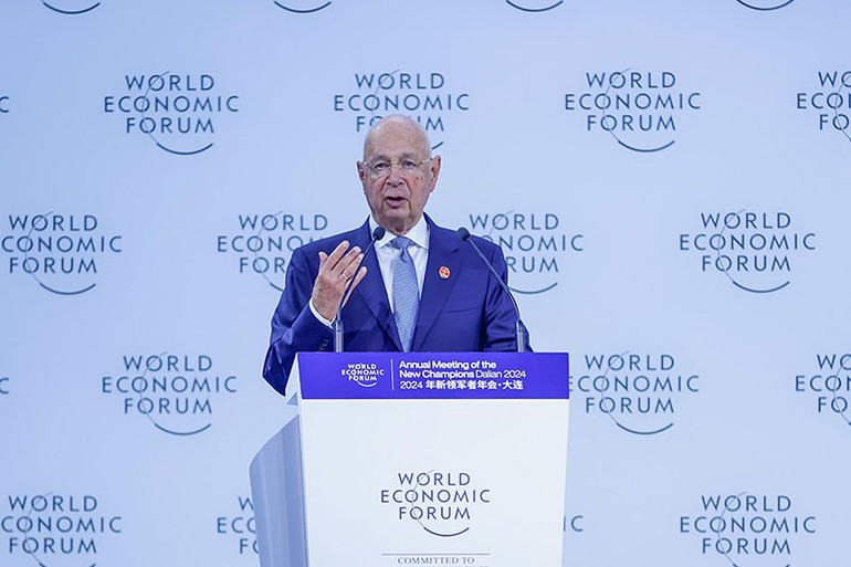 Nhà sáng lập kiêm Chủ tịch điều hành WEF Klaus Schwad phát biểu tại Phiên toàn thể Hội nghị WEF Đại Liên 2024.
