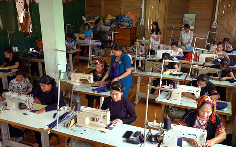 Lớp dạy may cho phụ nữ dân tộc thiểu số tỉnh Yên Bái do Công ty TNHH thời trang Elise phối hợp cùng Trung tâm Hỗ trợ phụ nữ - Hội Liên hiệp phụ nữ tỉnh Yên Bái tổ chức. (Ảnh: HOÀI THU)