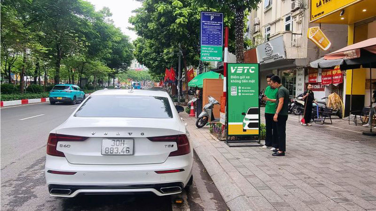 Dịch vụ gửi xe không tiền mặt đang phát triển tại Hà Nội.