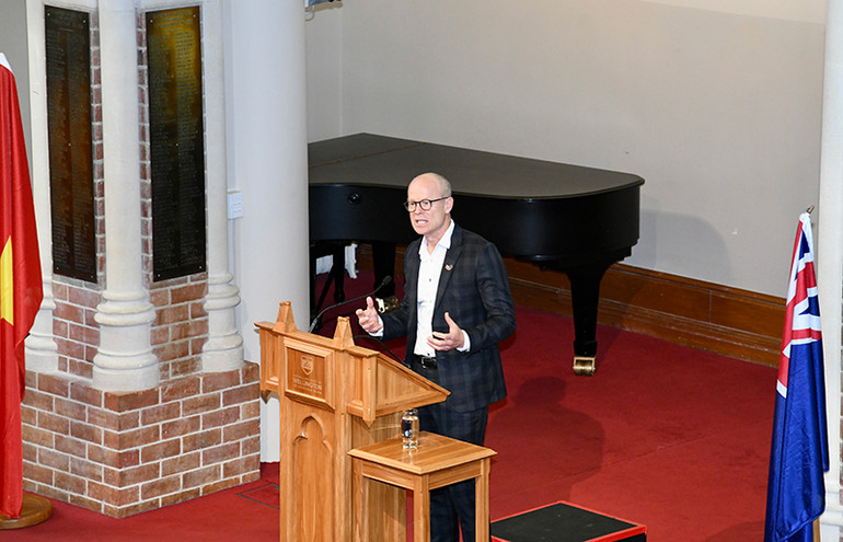 Hiệu trưởng Đại học Victoria Nic Smith phát biểu chào mừng Thủ tướng Phạm Minh Chính.