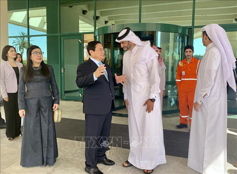 Thủ tướng Phạm Minh Chính và Phu nhân thăm Khu Công nghiệp Ras Laffan, Qatar. (Ảnh: Dương Giang/TTXVN) Thủ tướng Phạm Minh Chính và Phu nhân thăm Khu Công nghiệp Ras Laffan, Qatar. (Ảnh: Dương Giang/TTXVN)