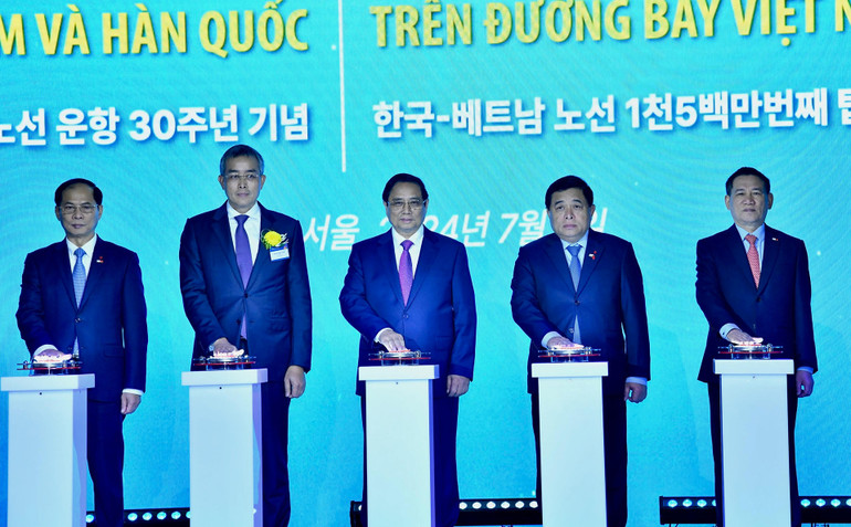 Thủ tướng Phạm Minh Chính và các đồng chí lãnh đạo thực hiện nghi thức kỷ niệm 30 năm đường bay thẳng Việt Nam-Hàn Quốc.