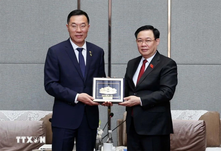 Chủ tịch Quốc hội Vương Đình Huệ tiếp ông Tôn Vinh Côn, Chủ tịch Hội đồng quản trị Công ty Trách nhiệm hữu hạn Đầu máy và toa xe Đại Liên (thuộc Tập đoàn Đầu máy và toa xe Trung Quốc). (Ảnh: Nhan Sáng/TTXVN)