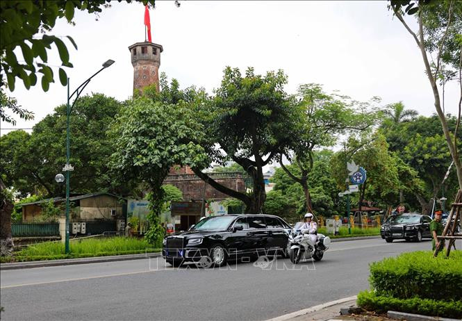 Đoàn xe của Tổng thống LB Nga Vladimir Putin trên đường di chuyển đến Phủ Chủ tịch. (Ảnh: Thanh Tùng/TTXVN)