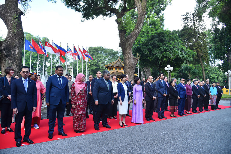 Thứ trưởng Ngoại giao Đỗ Hùng Việt cùng Đại sứ, đại biện, đại diện các nước ASEAN, các nước đối tác của ASEAN và các đại biểu khách mời tại lễ thượng cờ.
