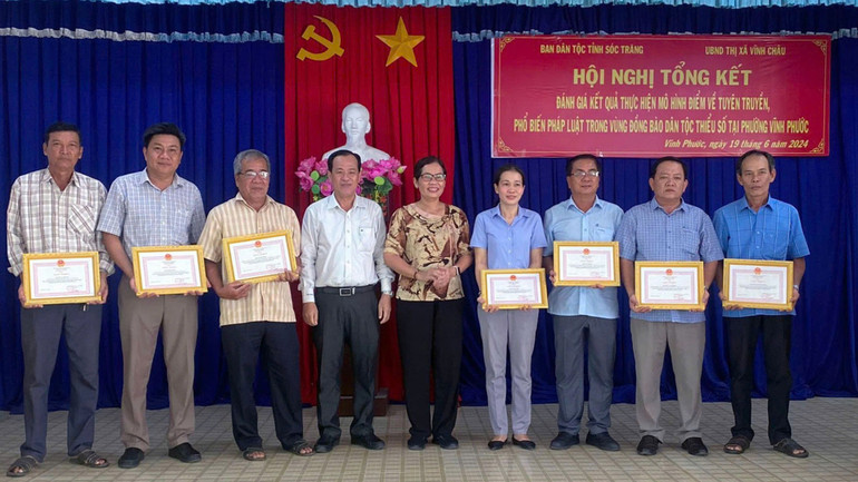 Trao tặng giấy khen cho các cá nhân có thành tích xuất sắc trong việc thực hiện mô hình điểm về tuyên truyền, phổ biến pháp luật trong vùng đồng bào dân tộc thiểu số ở thị xã Vĩnh Châu, tỉnh Sóc Trăng. (Ảnh: TUẤN HUY) Trao tặng giấy khen cho các cá nhân có thành tích xuất sắc trong việc thực hiện mô hình điểm về tuyên truyền, phổ biến pháp luật trong vùng đồng bào dân tộc thiểu số ở thị xã Vĩnh Châu, tỉnh Sóc Trăng. (Ảnh: TUẤN HUY)