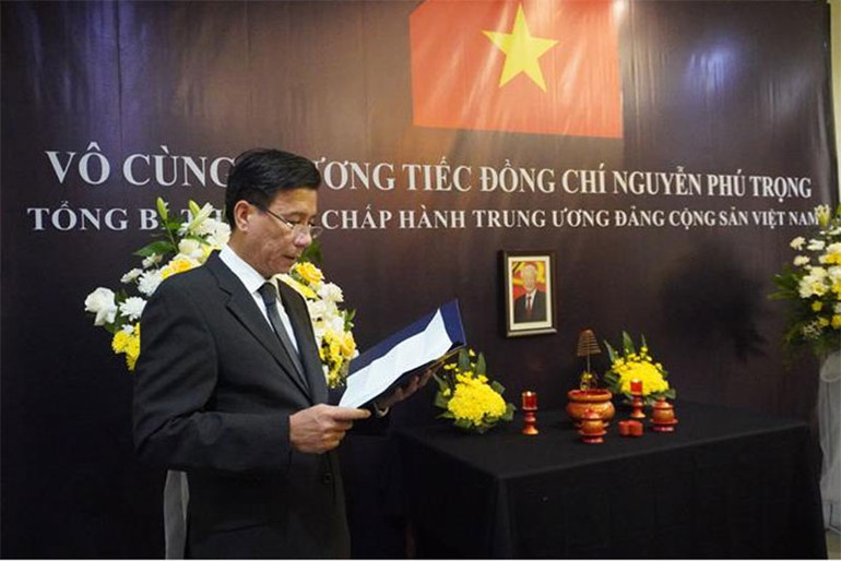 Đại sứ Tạ Văn Thông nêu bật những đóng góp và cống hiến to lớn của Tổng Bí thư Nguyễn Phú Trọng với sự nghiệp xây dựng và phát triển đất nước. (Ảnh: Đào Trang/TTXVN) Đại sứ Tạ Văn Thông nêu bật những đóng góp và cống hiến to lớn của Tổng Bí thư Nguyễn Phú Trọng với sự nghiệp xây dựng và phát triển đất nước. (Ảnh: Đào Trang/TTXVN)