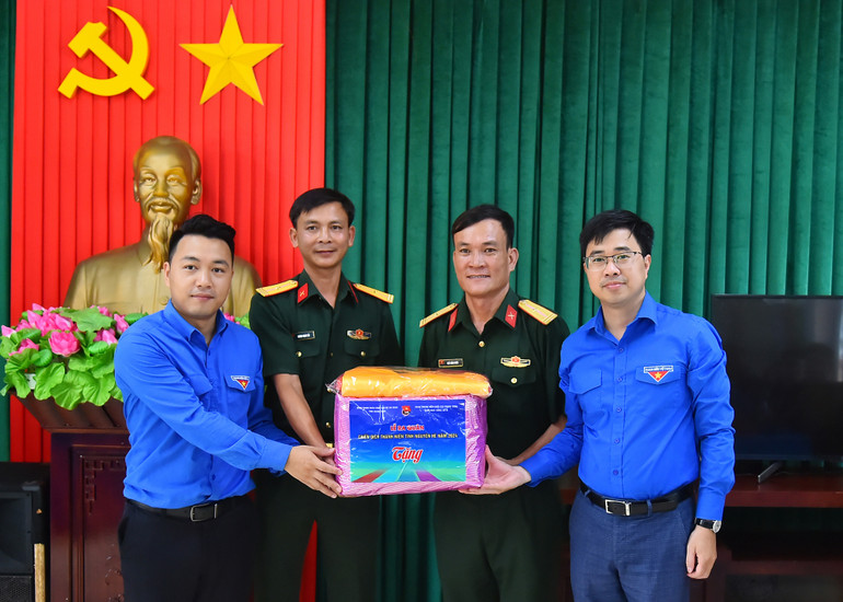 Dịp này, Cụm hoạt động số III - Đoàn khối Các cơ quan Trung ương phối hợp và Ban Thường vụ Tỉnh Đoàn Quảng Bình đã có nhiều hoạt động ý nghĩa trên Đảo La (huyện Quảng Trạch). Trong ảnh: Đồng chí Bùi Hoàng Tùng, Ủy viên Ban Thường vụ Trung ương Đoàn, Bí thư Đoàn khối Các cơ quan Trung ương và đồng chí Lê Minh Đức, Ủy viên Ban Chấp hành Trung ương Đoàn, Bí thư Đoàn Thanh niên Thông tấn xã Việt Nam, Trưởng cụm hoạt động số III Đoàn khối Các cơ quan Trung ương trao quà tặng Trung đội Đảo La.