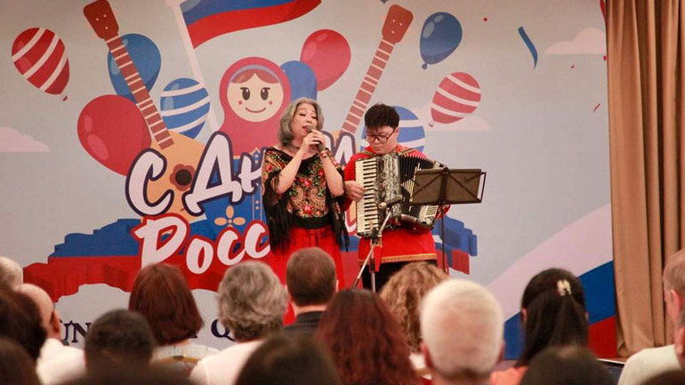 Khán giả được thưởng thức nhiều bài hát Nga nổi tiếng, quen thuộc với người Việt Nam.