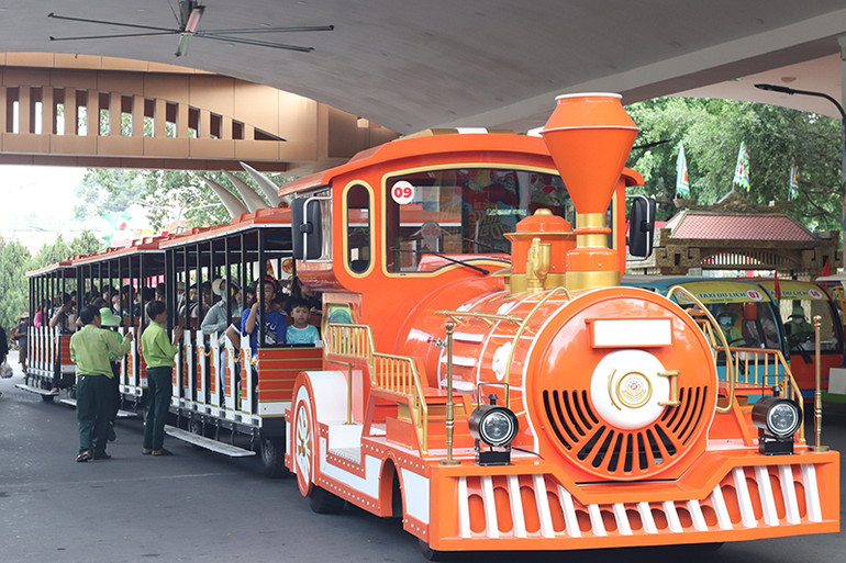 Khách tham quan vui lễ 2/9 tại Suối Tiên (Thành phố Hồ Chí Minh) trong ngày 31/8. (Ảnh: VÕ MẠNH HẢO)