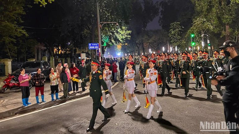 Hoạt động diễu hành đường phố và biểu diễn của các đoàn quân nhạc thu hút đông đảo người dân, du khách theo dõi và cổ vũ. Hoạt động diễu hành đường phố và biểu diễn của các đoàn quân nhạc thu hút đông đảo người dân, du khách theo dõi và cổ vũ.